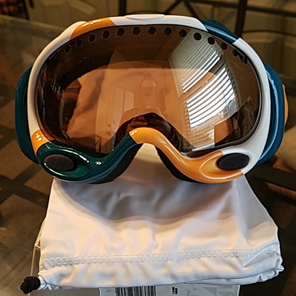 New Oakley a frame snow goggles WBG gold